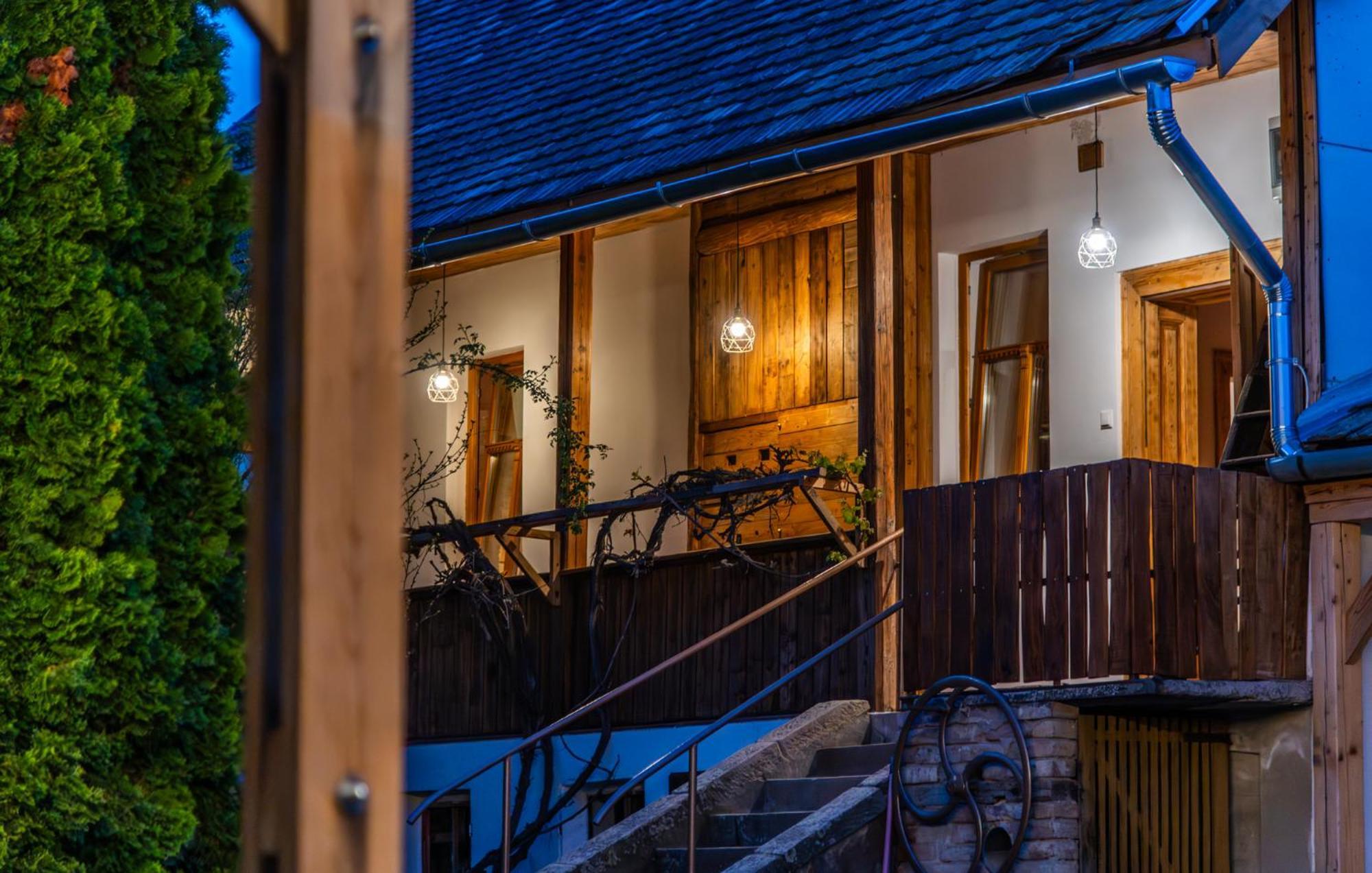 Minifaktura Loft Apartman & Reggelizo Es Etelbar Szokolya Zewnętrze zdjęcie